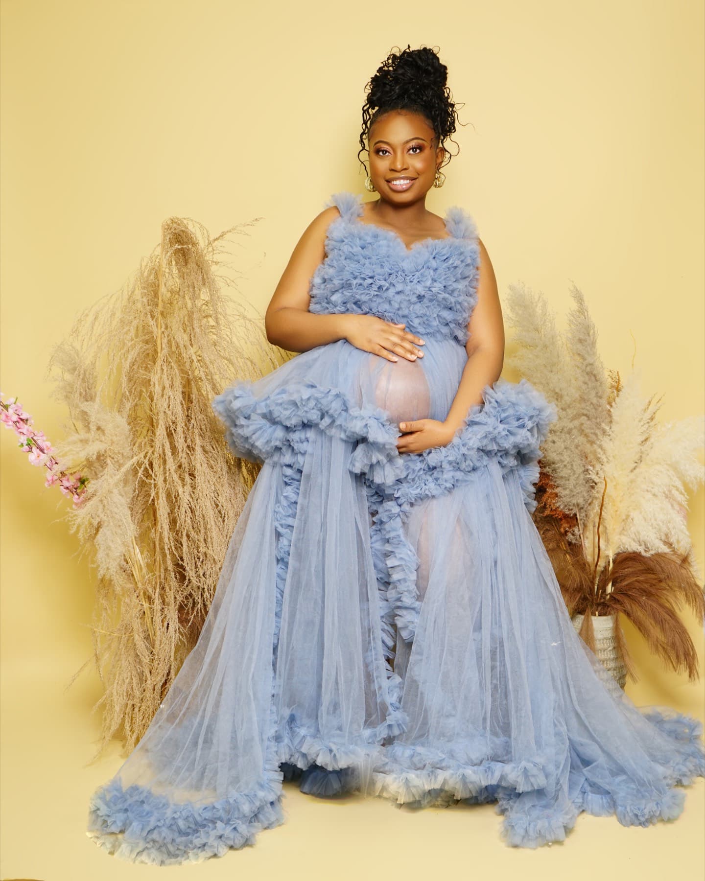 Maternity portrait with precise studio light and a calm pose.